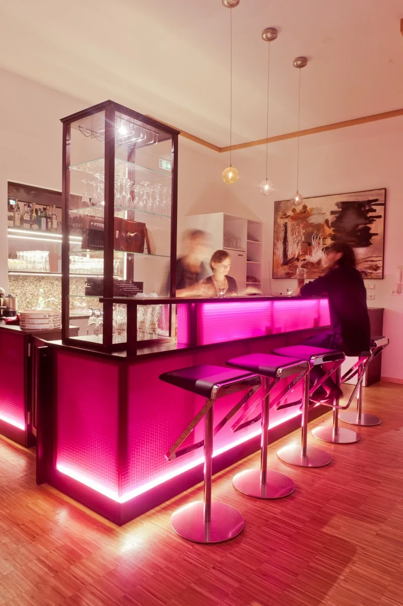 Presseclub Regensburg – Bar mit wiederverwendeten Kühlgeräten