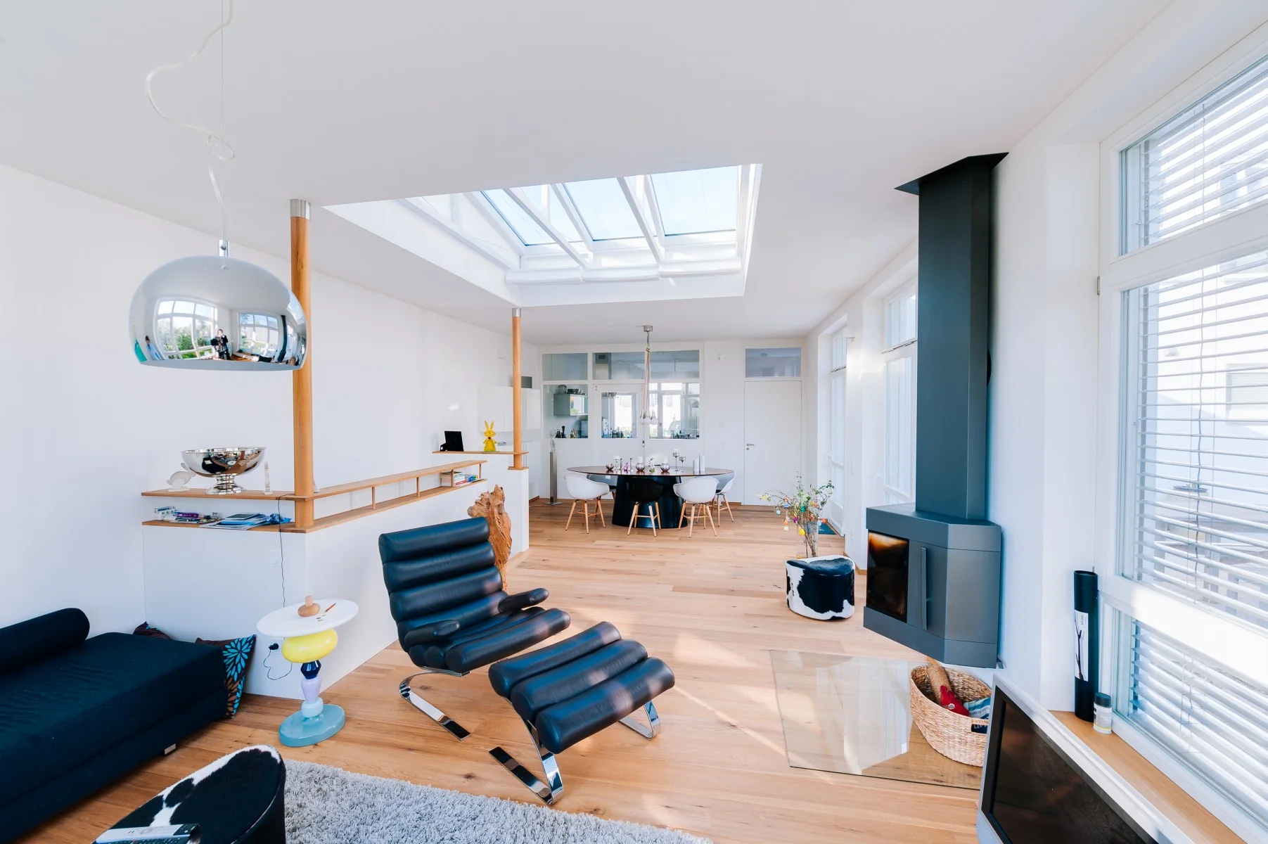 Lichtdurchfluteter Wohnraum mit Oberlicht und Kamin